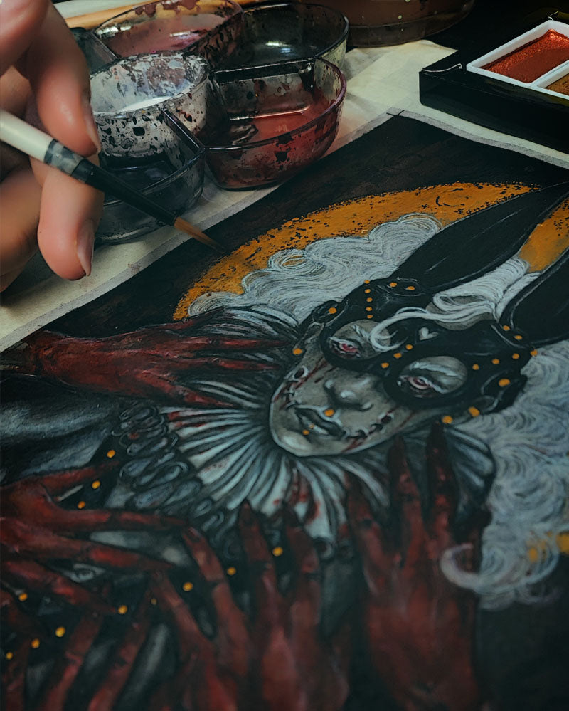 Foto work in progress dell'opera in acquerello "In the Rabbit's treacherous lair of freedom": il Bianconiglio di Alice in Wonderland in versione umana sadomaso/fetish indossa una maschera e orecchie in lattice nero e borchie dorate. Mani dipinte di rosso sangue lo circondano toccandolo. Nello sfondo damascato nero e rosso, un orologio dorato stile aureola - Stefania Russo, aka Illusorya - Dark Gothic Fantasy Art