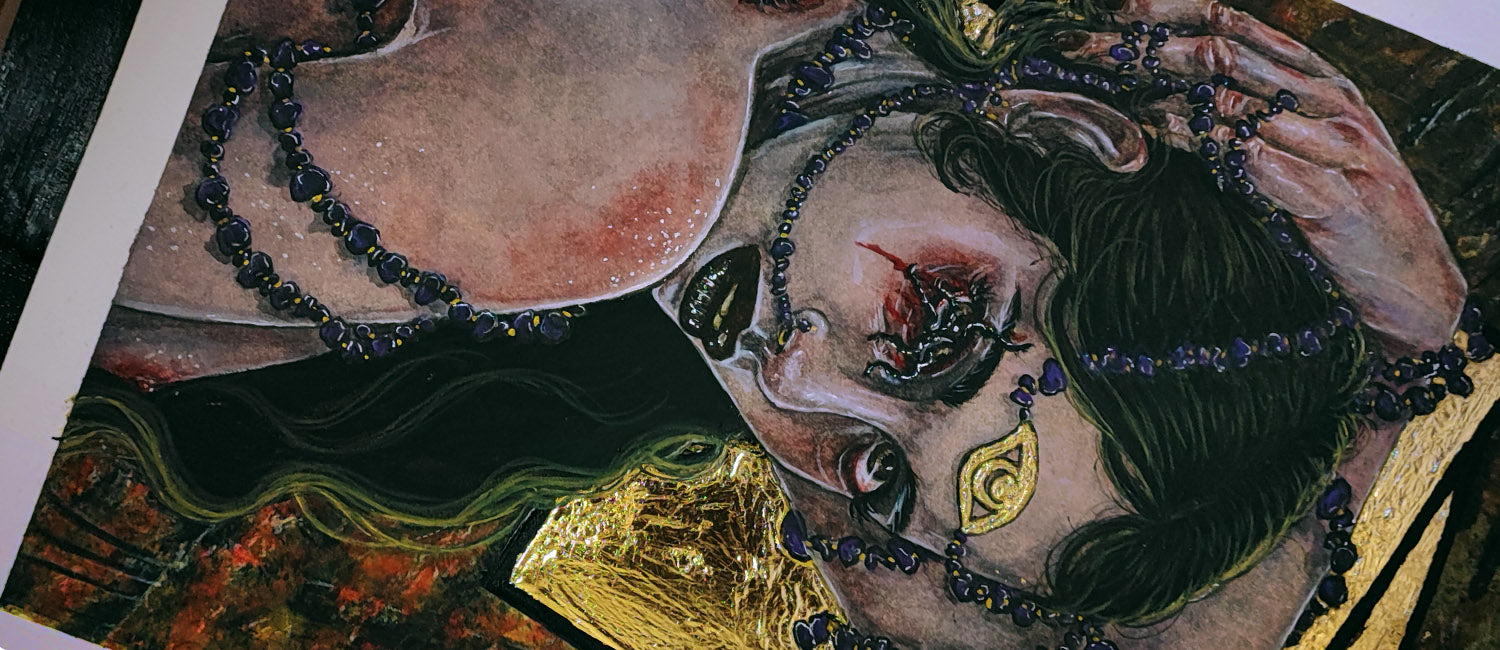 Cover banner pagina "Chi sono" - Foto work in progress di ritratto in acquerello di una donna mistica sensuale dai capelli verdi, vestita solo di una catena in pietre d'ametista. Dal suo occhio sanguinante escono simil-tentacoli neri misteriori. Nello sfondo una foresta e una figura geometrica astratta in foglia oro - Stefania Russo, aka Illusorya - Dark Gothic Fantasy Art