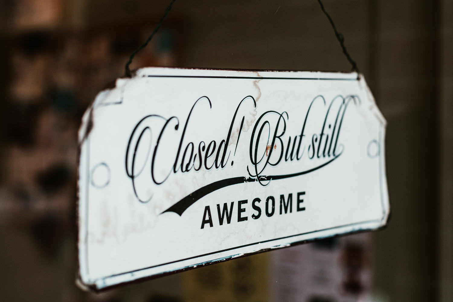 Foto di un cartello con la scritta "Closed! But still awesome" - Shop online chiuso - Stefania Russo, aka Illusorya - Dark Gothic Fantasy Art