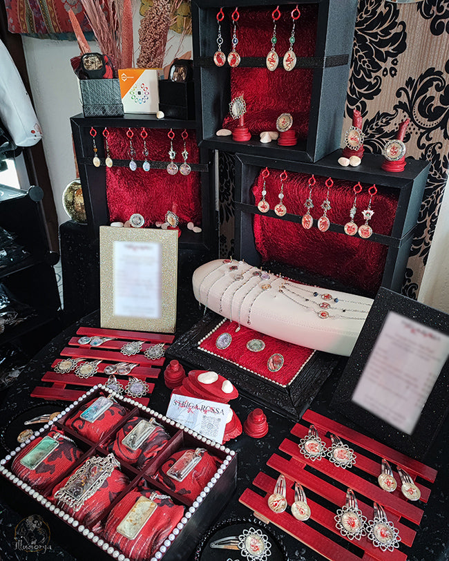 Foto panoramica dell'atelier situato a Divignano (Novara, Italia) - Collezione di gioielli "StrigaRossa": collane, orecchini, anelli, mollette per capelli. Placcati argento con pietre naturali e cammeo con piccoli dipinti a mano: texture di acquerello e inchiostri rossi su carta antica originale - Stefania Russo, aka Illusorya - Dark Gothic Fantasy Art