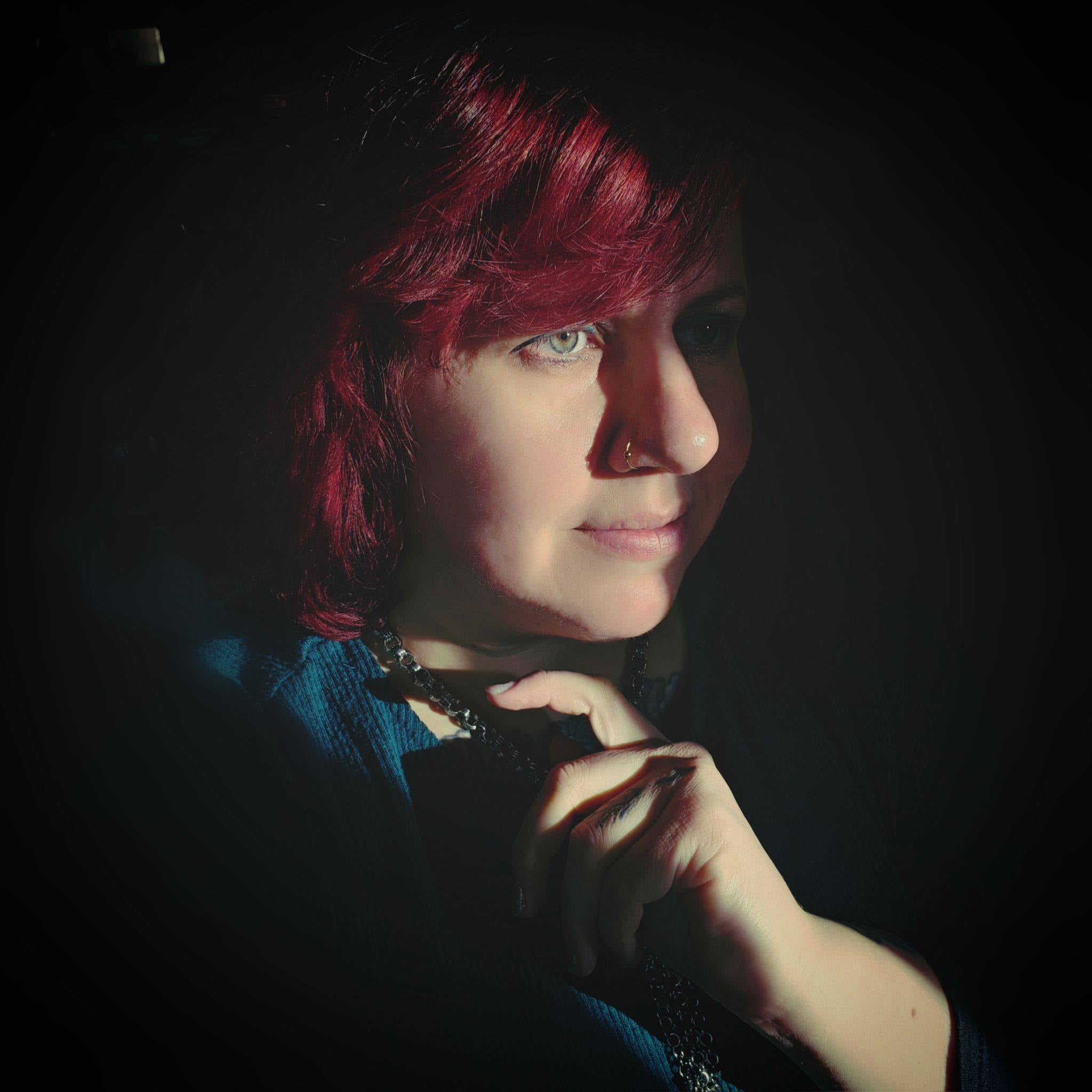 Foto ritratto dell'artista Stefania Russo, aka Illusorya - Dark Gothic Fantasy Art