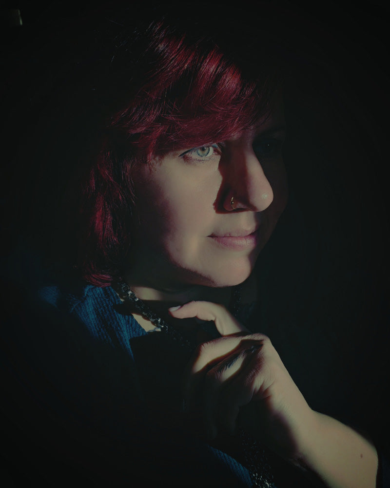 Foto ritratto dell'artista Stefania Russo, aka Illusorya - Dark Gothic Fantasy Art