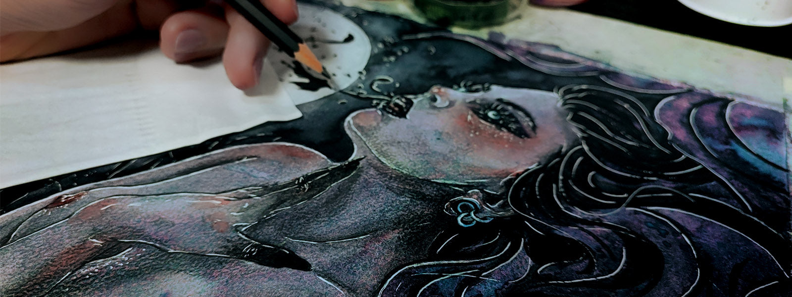 Foto work in progress dell'opera in acquerello "Domina Corvorum", che rappresenta una giovane donna dai capelli corvini, ritratta in una scena notturna illuminata dalla luna e circondata da surreali nuvole viola e blu - Stefania Russo, aka Illusorya - Dark Gothic Fantasy Art